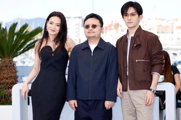 Shu Qi, Bi Gan and Jackson Yee at the photocall for the feature film Kuang ye shi dai Resurrection at the Festival de Cannes 2025 78 Cannes International Film Festival at the Palais des Festivals Cannes, 23 05 2025 Foto:xD.xBedrosianx xFuturexImagex resurrection_5502