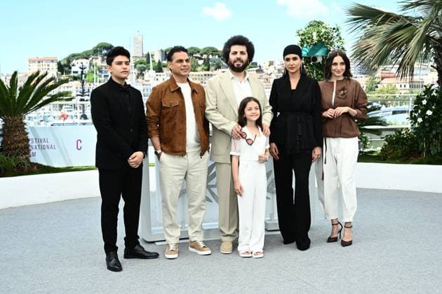 CINEMA : 78eme Festival de Cannes - Photocall - 23 05 2025 CANNES, FRANCE : SINAN MOHEBI, PAYMAN MAADI, SAEED ROUSTAEE, ARSHIDA DOROSTKAR, PARINAZ IZADYAR, SOHA NIASTI lors du photocall de Â« ZAN O BACHEH Â» (WOMAN AND CHILD) CompÃ tition au 78eme Festival de Cannes au Palais des Festivals le 23 mai 2025 Ã Cannes, France. CannesFrance  Copyright: xValentinaxClaretx