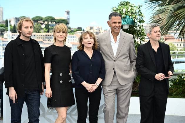 CINEMA : 78eme Festival de Cannes - Photocall - 23 05 2025 CANNES, FRANCE : SACHA SPERLING, MARINA FOÃS, DIANE KURYS, ROSCHDY ZEM, THIERRY DE PERETTI lors du photocall de Â« MOI QUI T™AIMAIS Â» Cannes Classics au 78eme Festival de Cannes au Palais des Festivals le 23 mai 2025 Ã Cannes, France. CannesFrance  Copyright: xValentinaxClaretx