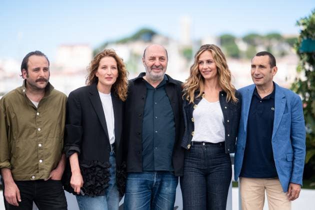 78eme Festival International du Film de Cannes Photocall du film La venue de lavenir 78th International Cannes Film Festival Photocall with cast of La venue de lavenir movie 445004 2025 05 23 Cannes France De France, Cécile Piaton, Julia Soualem, Zinedine Klapisch, Cédric Macaigne, Vincent  Copyright: xEstellexCarlierx xStarfacex STAR_445004_021