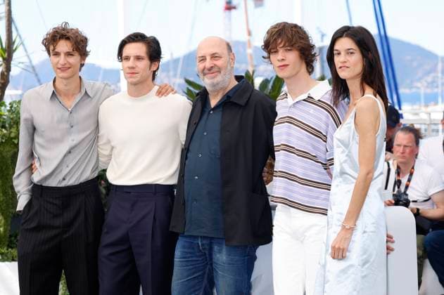 Vassili Schneider, Abraham Wapler, Có dric Klapisch, Paul Kircher and Suzanne Lindon at the photocall for the feature film La venue de l avenir Colours of Time at the Festival de Cannes 2025 78 Cannes International Film Festival at the Palais des Festivals Cannes, 23 05 2025 Foto:xD.xBedrosianx xFuturexImagex colors_5504