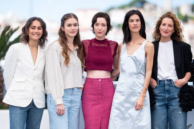 78eme Festival International du Film de Cannes Photocall du film La venue de lavenir 78th International Cannes Film Festival Photocall with cast of La venue de lavenir movie 445004 2025 05 23 Cannes France Piaton, Julia Lindon, Suzanne Hazanavicius, Raika Garnier, Angele Giraudeau, Sara  Copyright: xEstellexCarlierx xStarfacex STAR_445004_029