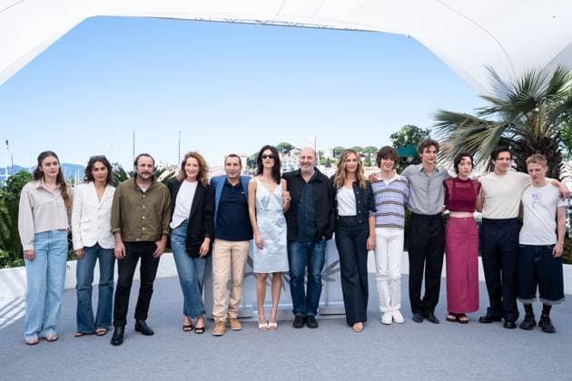 78eme Festival International du Film de Cannes Photocall du film La venue de lavenir 78th International Cannes Film Festival Photocall with cast of La venue de lavenir movie 445004 2025 05 23 Cannes France De France, Cécile Piaton, Julia Soualem, Zinedine Lindon, Suzanne Klapisch, Cédric Macaigne, Vincent Schneider, Vassili Kircher, Paul Wapler, Abraham Hazanavicius, Raika Garnier, Angele Giraudeau, Sara Campagne, Valentin Copyright: xEstellexCarlierx xStarfacex STAR_445004_046