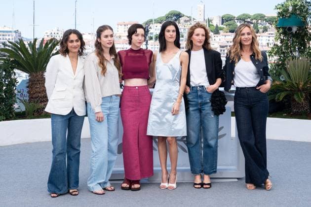 78eme Festival International du Film de Cannes Photocall du film La venue de lavenir 78th International Cannes Film Festival Photocall with cast of La venue de lavenir movie 445004 2025 05 23 Cannes France De France, Cécile Piaton, Julia Lindon, Suzanne Hazanavicius, Raika Garnier, Angele Giraudeau, Sara  Copyright: xEstellexCarlierx xStarfacex STAR_445004_054