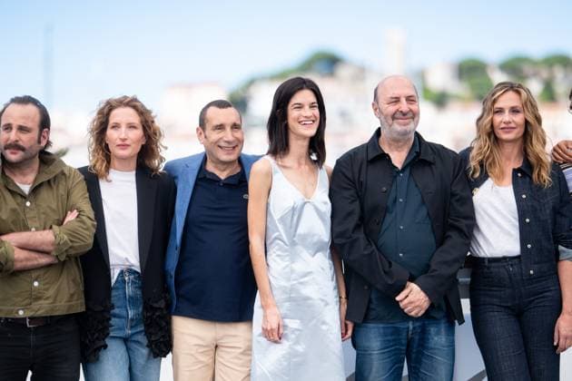 78eme Festival International du Film de Cannes Photocall du film La venue de lavenir 78th International Cannes Film Festival Photocall with cast of La venue de lavenir movie 445004 2025 05 23 Cannes France De France, Cécile Piaton, Julia Soualem, Zinedine Lindon, Suzanne Klapisch, Cédric Macaigne, Vincent  Copyright: xEstellexCarlierx xStarfacex STAR_445004_057