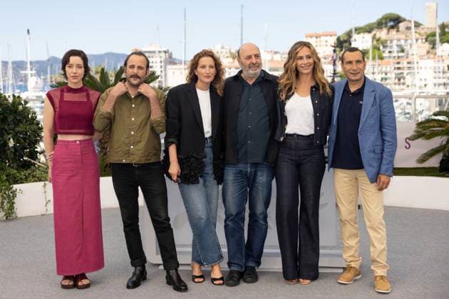 Photocall du film La Venue de lAvenir lors du 78ème Festival International du Film de Cannes Sara Giraudeau, Vincent Macaigne, Julia Piaton, Cédric Klapisch, Cécile de France et Zinedine Soualem au photocall du film La Venue de lAvenir lors du 78ème Festival International du Film de Cannes, Fr23 mai 2025 Jacovides Moreau Bestimage Colours of Time Photocall at the 78th Cannes International Film Festival, on May 23, 2025 Cannes France  Copyright: xJACOVIDES-MOREAUx xBESTIMAGExJACOVIDES-MOREAUx xBESTIMAGEx