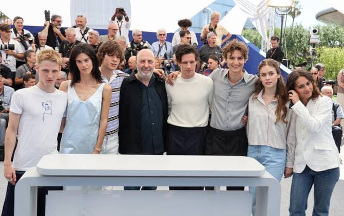 Photocall du film La Venue de lAvenir lors du 78ème Festival International du Film de Cannes Valentin Campagne, Suzanne Lindon, Paul Kircher, Cédric Klapisch, Abraham Wapler, Vassili Schneider, Angèle Garnier et Raïka Hazanavicius au photocall du film La Venue de lAvenir lors du 78ème Festival International du Film de Cannes, Fr23 mai 2025 Jacovides Moreau Bestimage Colours of Time Photocall at the 78th Cannes International Film Festival, on May 23, 2025 Cannes France  Copyright: xJACOVIDES-MOREAUx xBESTIMAGExJACOVIDES-MOREAUx xBESTIMAGEx