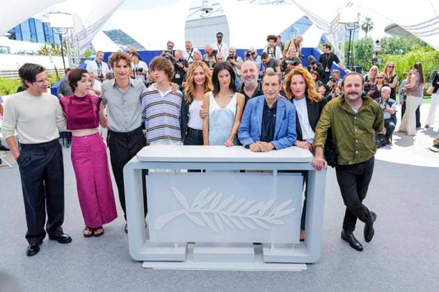 78eme Festival International du Film de Cannes Photocall of the film La venue de lavenir 445016 2025 05 23 Fidji Klapisch, Cédric Lindon, Suzanne Giraudeau, Sara Macaigne, Vincent De France, Cécile Piaton, Julia Wapler, Abraham Schneider, Vassili Kircher, Paul  Copyright: xSergexArnalx xStarfacex STAR_445016_042