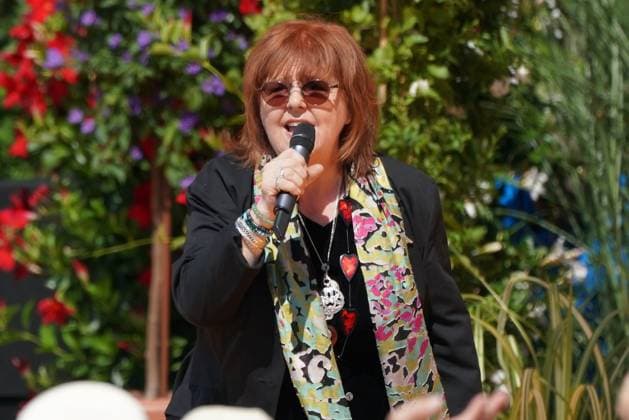 Volles Haus bei der ARD Live Unterhaltungsshow Immer wieder sonntags ( IWS ). Maggie Reilly - Immer wieder sonntags, Staffel 4 Volles Haus bei der ARD Live Unterhaltungsshow Immer wieder sonntags ( IWS ). Deutschland, Rust, Europapark, 03.07.2022 *** Full house at the ARD live entertainment show Immer wieder sonntags IWS Maggie Reilly Immer wieder sonntags, season 4 Full house at the ARD live entertainment show Immer wieder sonntags IWS Germany, Rust, Europapark, 03 07 2022