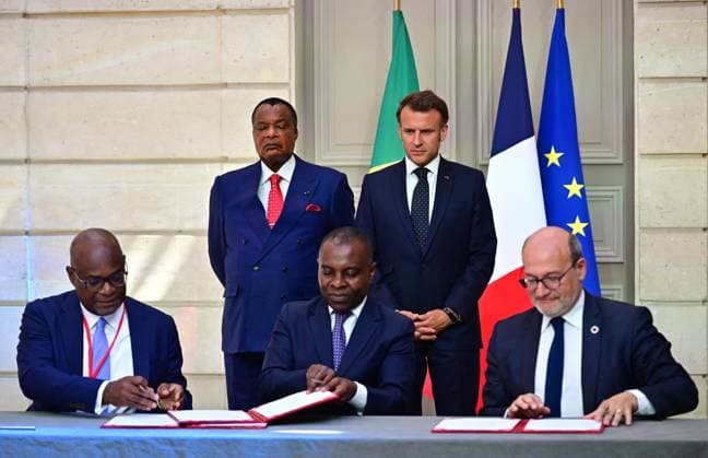 News Themen der Woche KW21 News Bilder des Tages French President Emmanuel Macron and Congolese President Denis Sassou N Guesso at the signing of several letters of intent at the Élysée presidential palace in Paris French President Emmanuel Macron and Congolese President Denis Sassou N Guesso at the signing of several letters of intent and agreements for the continued renovation of the Brazzaville corniche, la mise en place dune académie de lutte contre la criminalité environnementale, ou encore dune structure pour la gestion des aires protégées, au palais présidentiel de lÉlysée à Paris, France, le 23 mai 2025 Christian Liewig Bestimage France s President Emmanuel Macron and President of Congo Denis Sassou NGuesso during the signing of a letter of intent at The Elysee Presidential Palac  Copyright: xChristianxLiewigx xBestimagexChristianxLiewigx xBestimagex