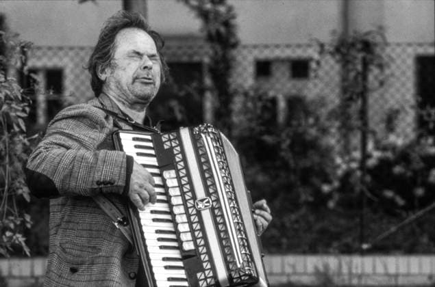 Archivbilder der Woche KW21 Bruno S. auf Tour durch die Hinterhöfe der Martin-Luther-Straße, Schöneberg, 12.5.1996 Bruno S. (* 2. Juni 1932 als Bruno Schleinstein in Berlin-Friedrichshain; 11. August 2010 in Berlin) war ein deutscher Straßenmusikant, Schauspieler und Maler Zeichner. Mit den Hauptrollen in Werner Herzogs Filmen Jeder für sich und Gott gegen alle als Kaspar Hauser (1974) und in Stroszek (1976) erlangte er internationale Bekanntheit. *** Bruno S on tour through the backyards of Martin Luther Straße, Schöneberg, 12 5 1996 Bruno S 2 June 1932 as Bruno Schleinstein in Berlin Friedrichshain 11 August 2010 in Berlin was a German street musician, actor and painter Draughtsman With the leading roles in Werner Herzogs films Jeder für sich und Gott gege