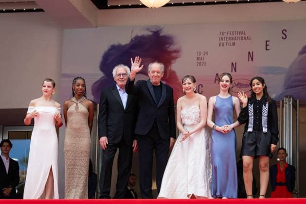 Cannes - The Young Mother Home Red Carpet Janaina Halloy, Lucie Laruelle, Luc Dardenne, Jean-Pierre Dardenne, Elsa Houben, Babette Verbeek and guest attend the The Young Mother s Home (Jeunes Meres) red carpet at the 78th annual Cannes Film Festival at Palais des Festivals on May 23, 2025 in Cannes, France. Photo by Shootpix ABACAPRESS.COM Cannes France  Copyright: xShootPix ABACAx