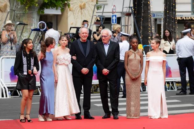 Cannes - The Young Mother Home Red Carpet Janaina Halloy, Lucie Laruelle, Luc Dardenne, Jean-Pierre Dardenne, Elsa Houben, Babette Verbeek and guest attend the The Young Mother s Home (Jeunes Meres) red carpet at the 78th annual Cannes Film Festival at Palais des Festivals on May 23, 2025 in Cannes, France. Photo by Shootpix ABACAPRESS.COM Cannes France  Copyright: xShootPix ABACAx