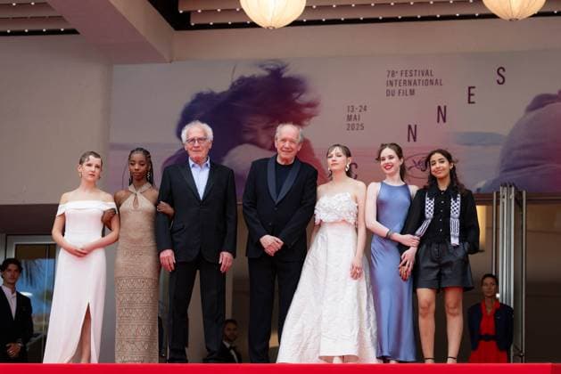 Cannes - The Young Mother Home Red Carpet Janaina Halloy, Lucie Laruelle, Luc Dardenne, Jean-Pierre Dardenne, Elsa Houben, Babette Verbeek and guest attend the The Young Mother s Home (Jeunes Meres) red carpet at the 78th annual Cannes Film Festival at Palais des Festivals on May 23, 2025 in Cannes, France. Photo by Shootpix ABACAPRESS.COM Cannes France  Copyright: xShootPix ABACAx