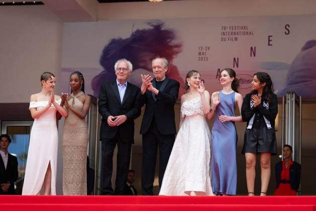 Cannes - The Young Mother Home Red Carpet Janaina Halloy, Lucie Laruelle, Luc Dardenne, Jean-Pierre Dardenne, Elsa Houben, Babette Verbeek and guest attend the The Young Mother s Home (Jeunes Meres) red carpet at the 78th annual Cannes Film Festival at Palais des Festivals on May 23, 2025 in Cannes, France. Photo by Shootpix ABACAPRESS.COM Cannes France  Copyright: xShootPix ABACAx