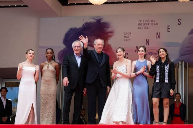 Cannes - The Young Mother Home Red Carpet Janaina Halloy, Lucie Laruelle, Luc Dardenne, Jean-Pierre Dardenne, Elsa Houben, Babette Verbeek and guest attend the The Young Mother s Home (Jeunes Meres) red carpet at the 78th annual Cannes Film Festival at Palais des Festivals on May 23, 2025 in Cannes, France. Photo by Shootpix ABACAPRESS.COM Cannes France  Copyright: xShootPix ABACAx