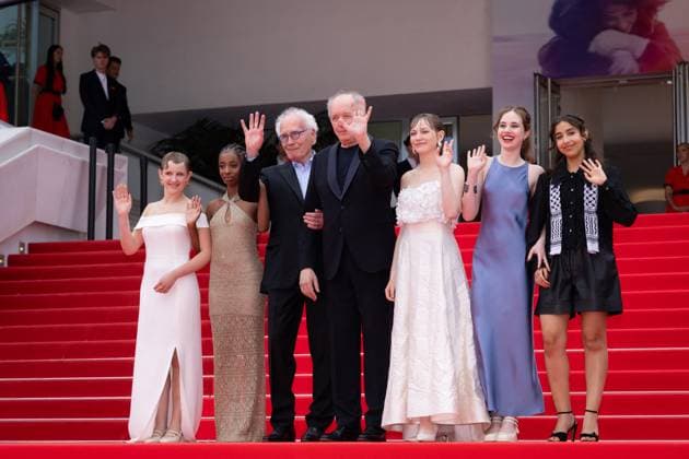 Cannes - The Young Mother Home Red Carpet Janaina Halloy, Lucie Laruelle, Luc Dardenne, Jean-Pierre Dardenne, Elsa Houben, Babette Verbeek and guest attend the The Young Mother s Home (Jeunes Meres) red carpet at the 78th annual Cannes Film Festival at Palais des Festivals on May 23, 2025 in Cannes, France. Photo by Shootpix ABACAPRESS.COM Cannes France  Copyright: xShootPix ABACAx