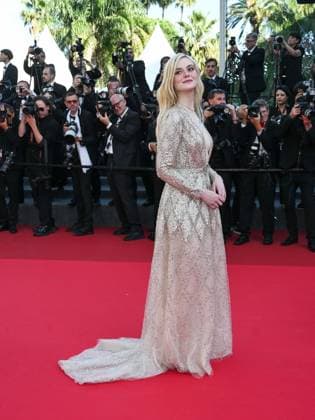 Cannes, Italy: Cannes, 78th Cannes Film Festival 2025 - Evening 11 - Red Carpet of the Film THE MASTERMIND In the photo Elle Fanning Cannes Italy  - ZUMAp169 20250523_zea_p169_487 Copyright: xSimonexComix