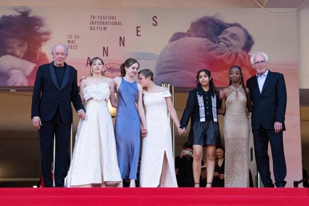 M Descente des marches du film Jeunes mères lors du 78ème Festival International du Film de Cannes Luc Dardenne, Elsa Houben, Babette Verbeek, Janaïna Halloy, Samia Hilmi, Lucie Laruelle, Jean Pierre Dardenne Montée des marches du film Jeunes mères lors du 78ème Festival International du Film de Cannes, au Palais des Festivals à Cannes Le 23 mai 2025 Jacovides Moreau Bestimage Red carpet for the movie Jeunes mères during the 78th Cannes International Film Festival at the Palais des Festivals in Cannes, France On may 23th 2025 Cannes France  Copyright: xJACOVIDES-MOREAUx xBESTIMAGExJACOVIDES-MOREAUx xBESTIMAGEx