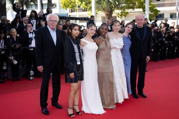 M Descente des marches du film Jeunes mères lors du 78ème Festival International du Film de Cannes Jean Pierre Dardenne, Samia Hilmi, Janaïna Halloy, Lucie Laruelle, Elsa Houben, Babette Verbeek, Luc Dardenne Montée des marches du film Jeunes mères lors du 78ème Festival International du Film de Cannes, au Palais des Festivals à Cannes Le 23 mai 2025 Jacovides Moreau Bestimage Red carpet for the movie Jeunes mères during the 78th Cannes International Film Festival at the Palais des Festivals in Cannes, France On may 23th 2025 Cannes France  Copyright: xJACOVIDES-MOREAUx xBESTIMAGExJACOVIDES-MOREAUx xBESTIMAGEx