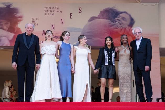 M Descente des marches du film Jeunes mères lors du 78ème Festival International du Film de Cannes Luc Dardenne, Elsa Houben, Babette Verbeek, Janaïna Halloy, Samia Hilmi, Lucie Laruelle, Jean Pierre Dardenne Montée des marches du film Jeunes mères lors du 78ème Festival International du Film de Cannes, au Palais des Festivals à Cannes Le 23 mai 2025 Jacovides Moreau Bestimage Red carpet for the movie Jeunes mères during the 78th Cannes International Film Festival at the Palais des Festivals in Cannes, France On may 23th 2025 Cannes France  Copyright: xJACOVIDES-MOREAUx xBESTIMAGExJACOVIDES-MOREAUx xBESTIMAGEx