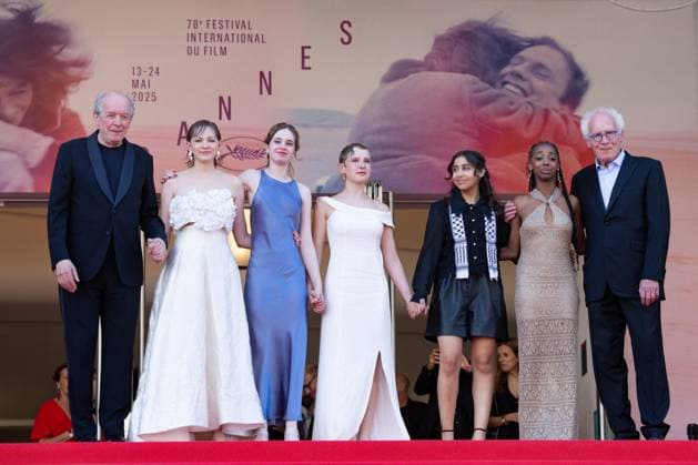 M Descente des marches du film Jeunes mères lors du 78ème Festival International du Film de Cannes Luc Dardenne, Elsa Houben, Babette Verbeek, Janaïna Halloy, Samia Hilmi, Lucie Laruelle, Jean Pierre Dardenne Montée des marches du film Jeunes mères lors du 78ème Festival International du Film de Cannes, au Palais des Festivals à Cannes Le 23 mai 2025 Jacovides Moreau Bestimage Red carpet for the movie Jeunes mères during the 78th Cannes International Film Festival at the Palais des Festivals in Cannes, France On may 23th 2025 Cannes France  Copyright: xJACOVIDES-MOREAUx xBESTIMAGExJACOVIDES-MOREAUx xBESTIMAGEx