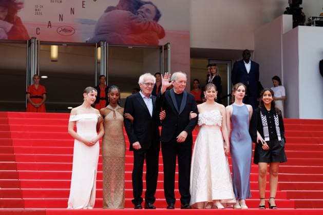 M Montée des marches du film Jeunes mères lors du 78ème Festival International du Film de Cannes Janaïna Halloy, Lucie Laruelle, Luc Dardenne, Jean Pierre Dardenne, Elsa Houben, Babette Verbeek, Samia Hilmi Montée des marches du film Jeunes mères lors du 78ème Festival International du Film de Cannes, au Palais des Festivals à Cannes Le 23 mai 2025 Jacovides Moreau Bestimage Red carpet for the movie Jeunes mères during the 78th Cannes International Film Festival at the Palais des Festivals in Cannes, France On may 23th 2025 Cannes France  Copyright: xJACOVIDES-MOREAUx xBESTIMAGExJACOVIDES-MOREAUx xBESTIMAGEx
