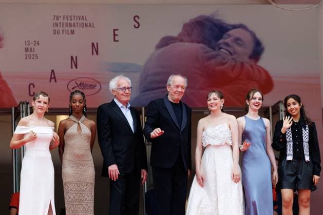 M Montée des marches du film Jeunes mères lors du 78ème Festival International du Film de Cannes Janaïna Halloy, Lucie Laruelle, Luc Dardenne, Jean Pierre Dardenne, Elsa Houben, Babette Verbeek, Samia Hilmi Montée des marches du film Jeunes mères lors du 78ème Festival International du Film de Cannes, au Palais des Festivals à Cannes Le 23 mai 2025 Jacovides Moreau Bestimage Red carpet for the movie Jeunes mères during the 78th Cannes International Film Festival at the Palais des Festivals in Cannes, France On may 23th 2025 Cannes France  Copyright: xJACOVIDES-MOREAUx xBESTIMAGExJACOVIDES-MOREAUx xBESTIMAGEx