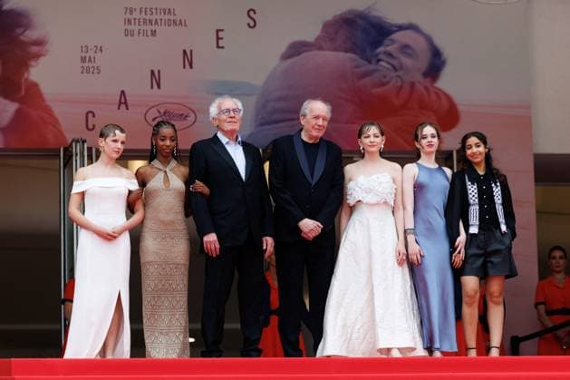 M Montée des marches du film Jeunes mères lors du 78ème Festival International du Film de Cannes Janaïna Halloy, Lucie Laruelle, Luc Dardenne, Jean Pierre Dardenne, Elsa Houben, Babette Verbeek, Samia Hilmi Montée des marches du film Jeunes mères lors du 78ème Festival International du Film de Cannes, au Palais des Festivals à Cannes Le 23 mai 2025 Jacovides Moreau Bestimage Red carpet for the movie Jeunes mères during the 78th Cannes International Film Festival at the Palais des Festivals in Cannes, France On may 23th 2025 Cannes France  Copyright: xJACOVIDES-MOREAUx xBESTIMAGExJACOVIDES-MOREAUx xBESTIMAGEx