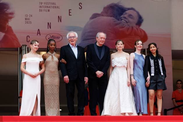M Montée des marches du film Jeunes mères lors du 78ème Festival International du Film de Cannes Janaïna Halloy, Lucie Laruelle, Luc Dardenne, Jean Pierre Dardenne, Elsa Houben, Babette Verbeek, Samia Hilmi Montée des marches du film Jeunes mères lors du 78ème Festival International du Film de Cannes, au Palais des Festivals à Cannes Le 23 mai 2025 Jacovides Moreau Bestimage Red carpet for the movie Jeunes mères during the 78th Cannes International Film Festival at the Palais des Festivals in Cannes, France On may 23th 2025 Cannes France  Copyright: xJACOVIDES-MOREAUx xBESTIMAGExJACOVIDES-MOREAUx xBESTIMAGEx