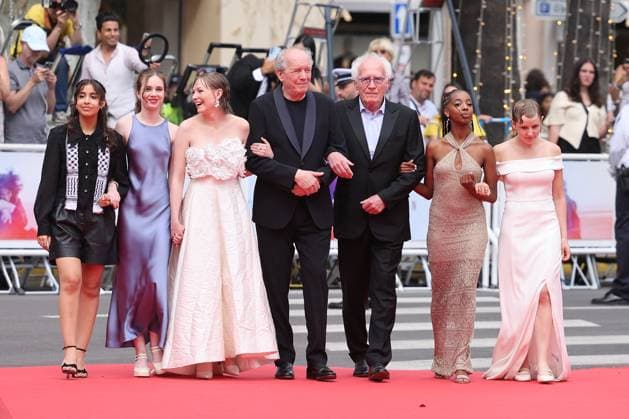 J Montée des marches du film Jeunes mères lors du 78ème Festival International du Film de Cannes Samia Hilmi, Babette Verbeek, Elsa Houben, Luc Dardenne, Jean Pierre Dardenne, Lucie Laruelle, Janaïna Halloy Montée des marches du film Jeunes mères lors du 78ème Festival International du Film de Cannes, au Palais des Festivals à Cannes Le 23 mai 2025 Jacovides Moreau Bestimage Red carpet for the movie Jeunes mères during the 78th Cannes International Film Festival at the Palais des Festivals in Cannes, France On may 23th 2025 Cannes France  Copyright: xJACOVIDES-MOREAUx xBESTIMAGExJACOVIDES-MOREAUx xBESTIMAGEx