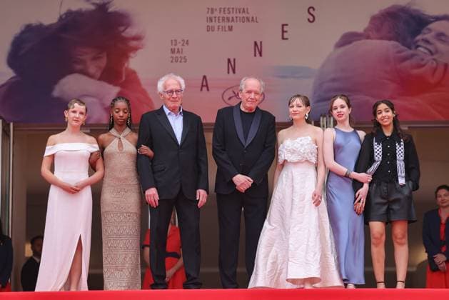 J Montée des marches du film Jeunes mères lors du 78ème Festival International du Film de Cannes Janaïna Halloy, Lucie Laruelle, Jean Pierre Dardenne,Luc Dardenne, Elsa Houben, Babette Verbeek, Samia Hilmi Montée des marches du film Jeunes mères lors du 78ème Festival International du Film de Cannes, au Palais des Festivals à Cannes Le 23 mai 2025 Jacovides Moreau Bestimage Red carpet for the movie Jeunes mères during the 78th Cannes International Film Festival at the Palais des Festivals in Cannes, France On may 23th 2025 Cannes France  Copyright: xJACOVIDES-MOREAUx xBESTIMAGExJACOVIDES-MOREAUx xBESTIMAGEx