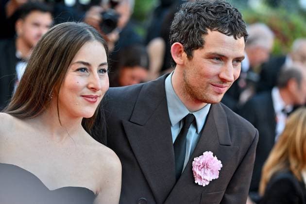 Cannes The Mastermind Screening JR Alana Haim, Josh O Connor attending the screening of The Mastermind at 78th Cannes Film Festival in Cannes, France on May, 23, 2025. Photo by Julien Reynaud APS-Medias ABACAPRESS.COM Cannes France  Copyright: xReynaudxJulien APS-Medias ABACAx
