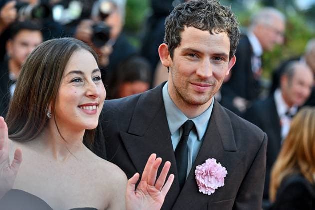 Cannes The Mastermind Screening JR Alana Haim, Josh O Connor attending the screening of The Mastermind at 78th Cannes Film Festival in Cannes, France on May, 23, 2025. Photo by Julien Reynaud APS-Medias ABACAPRESS.COM Cannes France  Copyright: xReynaudxJulien APS-Medias ABACAx