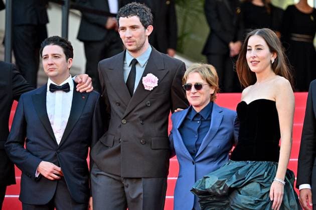 Cannes The Mastermind Screening JR John Magaro, Josh O Connor, Kelly Reichardt, Alana Haim attending the screening of The Mastermind at 78th Cannes Film Festival in Cannes, France on May, 23, 2025. Photo by Julien Reynaud APS-Medias ABACAPRESS.COM Cannes France  Copyright: xReynaudxJulien APS-Medias ABACAx