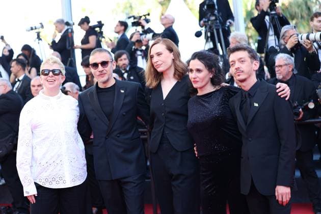 78eme Festival International du Film de Cannes Montée des marches du film The Masterlmind 78th International Cannes Film Festival Red carpet for The Mastermind movie 445037 2025 05 23 France Courvoisier, Louise Minervini, Roberto Kaludjercic, Vanja Manning Walker, Molly Perez Biscayart, Nahuel  Copyright: xIvankaxVoisinx xStarfacex STAR_445037_070