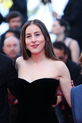 78eme Festival International du Film de Cannes Montée des marches du film The Masterlmind 78th International Cannes Film Festival Red carpet for The Mastermind movie 445037 2025 05 23 France Haim, Alana  Copyright: xIvankaxVoisinx xStarfacex STAR_445037_096