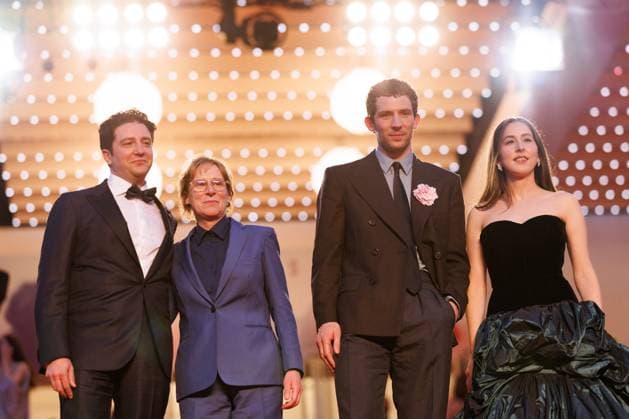 M Descente des marches du film The Mastermind lors du 78ème Festival International du Film de Cannes John Magaro, Kelly Reichardt, Josh O Connor et Alana Haim Descente des marches du film The Mastermind lors du 78ème Festival International du Film de Cannes, au Palais des Festivals à Cannes On may 23rd 2025 Jacovides Moreau Bestimage People leaving the red carpet for the movie The Mastermind during the 78th Cannes International Film Festival at the Palais des Festivals in Cannes, France On may 23rd 2025 Cannes France  Copyright: xJACOVIDES-MOREAUx xBESTIMAGExJACOVIDES-MOREAUx xBESTIMAGEx