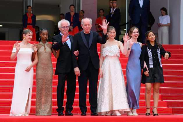 Cannes Jeunes Meres Red Carpet NG Janaïna Halloy, Lucie Laruelle, Luc Dardenne, Jean-Pierre Dardenne, Elsa Houben, Babette Verbeek and guest attending the ‘The Young Mother s Home’ (Jeunes Mères)’ Screening and Red Carpet at Palais Des Festivals in Cannes, France on May 23 2025 as part of the 78th Cannes Film Festival. Photo by Nicolas Genin ABACAPRESS.COM Cannes France  Copyright: xGeninxNicolas ABACAx