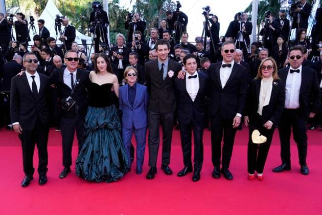 The Mastermind Red Carpet - The 78th Annual Cannes Film Festival Amy Roth, Neil Kopp, John Magaro, Josh O Connor, Kelly Reichardt, Alana Haim, Anish Savjani, Christopher Blauvelt and a guest attends the The Mastermind red carpet at the 78th annual Cannes Film Festival at Palais des Festivals on May 23, 2025 in Cannes, France. Cannes France  Copyright: xDanielexCifalÃ x originalFilename: cifala-notitle250523_npgO3.jpg