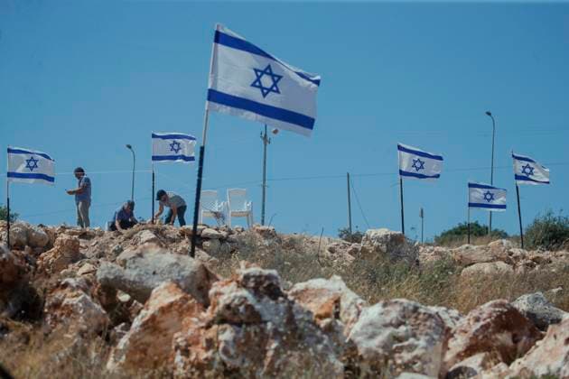 Bilder des Jahres 2025, News 05 Mai News Themen der Woche KW21 News Bilder des Tages Settlers Raise Flags In Bruqin Jewish settlers raise Israeli flags on Palestinian homes in the village of Bruqin in northern West Bank on May 23, 2025 after seizing Palestinian homes and destroying some of their properties. This came after an Israeli settler was killed near the Jewish settlement of Bruqin. In the resulting settler and Israeli army attack on the village, a Palestinian was killed and dozens were arrested. Bruqin West Bank Palestinian Territories Copyright: xWahajxBanixMouflehx