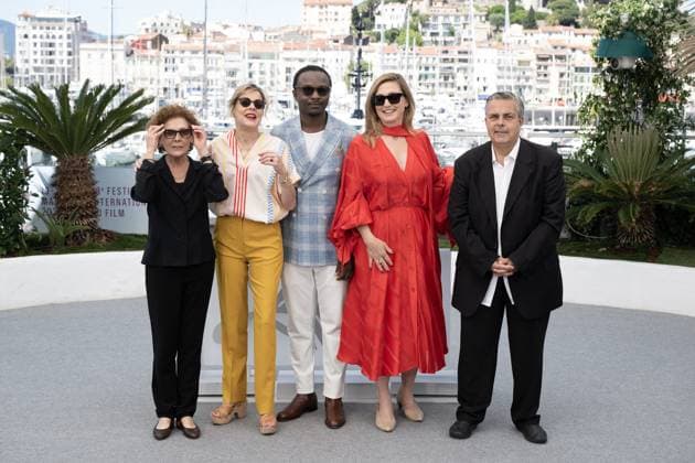Cannes - Jury de L’oeil d’or photocall DN Carmen Castillo, Juliette Favreul, Marc Zinga, Jury De L Oeil D or President Julie Gayet and Frederic Maire pose during the L’oeil d’or photocall at the 78th annual Cannes Film Festival at Palais des Festivals on May 23, 2025 in Cannes, France.Photo by David NIVIERE ABACAPRESS.COM CANNES France  Copyright: xNivierexDavid ABACAPRESS.COMx