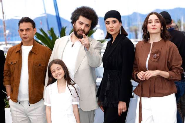 Entertainment Bilder des Tages May 23, 2025, Cannes, France: Payman Maadi, Saeed Roustaee, Arshida Dorostkar, Parinaz Izadyar and Soha Niasti pose at the photocall of Woman and Child during the 78th Cannes Film Festival at Palais des Festivals in Cannes, France, on 23 May 2025. Photo: Cannes France - ZUMAm179 20250523_zep_m179_080 Copyright: xAlecxMichaelx