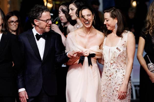 Bilder des Jahres 2025, Entertainment 05 Mai Entertainment Themen der Woche KW21 Entertainment Bilder des Tages M Descente des marches du film 13 jours 13 nuits lors du 78ème Festival International du Film de Cannes Ethan Coen, Margaret Qualley, Aubrey Plaza Montée des marches du film Honey dont lors du 78ème Festival International du Film de Cannes, au Palais des Festivals à Cannes Le 23 mai 2025 Jacovides Moreau Bestimage Red carpet for the movie Honey dont during the 78th Cannes International Film Festival at the Palais des Festivals in Cannes, France On may 23th 2025 Cannes France  Copyright: xJACOVIDES-MOREAUx xBESTIMAGExJACOVIDES-MOREAUx xBESTIMAGEx