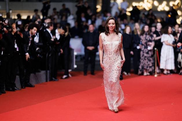 M Descente des marches du film 13 jours 13 nuits lors du 78ème Festival International du Film de Cannes Aubrey Plaza Montée des marches du film Honey dont lors du 78ème Festival International du Film de Cannes, au Palais des Festivals à Cannes Le 23 mai 2025 Jacovides Moreau Bestimage Red carpet for the movie Honey dont during the 78th Cannes International Film Festival at the Palais des Festivals in Cannes, France On may 23th 2025 Cannes France  Copyright: xJACOVIDES-MOREAUx xBESTIMAGExJACOVIDES-MOREAUx xBESTIMAGEx