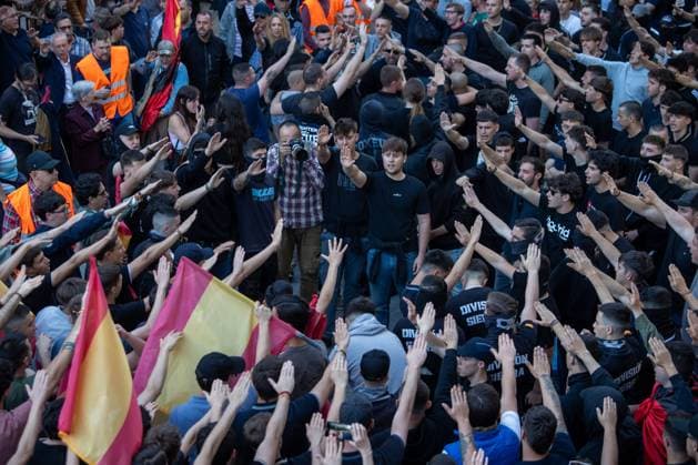 Bilder des Jahres 2025, News 05 Mai News Themen der Woche KW21 Remigration, Demonstration by far-right Falange EspaÒola organization in Madrid, Spain - 23 May 2025 Protesters hold Spainish flags as they make the fascist salute during a demonstration march. A march organized by the far-right organization Falange Espanola, which demands the mass deportation of migrants under the slogan: Remigration. For safe neighborhoods. Madrid Spain Copyright: xDavidxCanalesx xSOPAxImagesx DCFalangeRemigracion250523-69