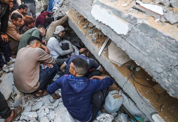 Bilder des Jahres 2025, News 05 Mai News Themen der Woche KW21 News Bilder des Tages (250523) -- GAZA, May 23, 2025 -- Palestinians search for survivors after an Israeli airstrike in Jabalia refugee camp, northern Gaza Strip, on May 23, 2025. The Israel Defense Forces (IDF) said in a statement on Friday that its air force struck more than 75 targets across the Gaza Strip over the past day. (Photo by Xinhua) MIDEAST-GAZA-JABALIA REFUGEE CAMP-ISRAEL-AIRSTRIKES MahmoudxZaki 