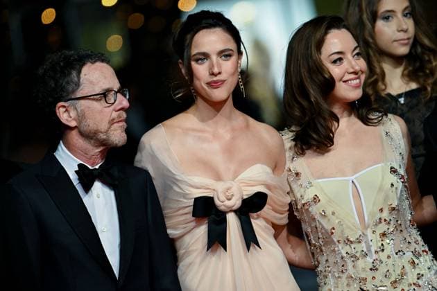78eme Festival International du Film de Cannes Montée des marches du film Honey dont 78th International Cannes Film Festival Red carpet for Honey dont movie 445056 2025 05 23 France Plaza, Aubrey Qualley , Sarah Margaret Coen, Ethan  Copyright: xLionelxGuericolas MPPx STAR_445056_027
