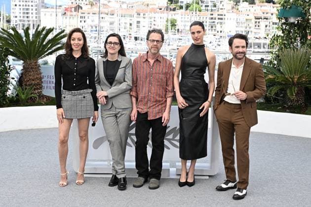 Cannes - Honey Don t Photocall Aubrey Plaza, Tricia Cooke, Ethan Coen, Margaret Qualley and Charlie Day attending the photocall for Honey Don’t! in Cannes, France on May 24, 2025, as part of the 78th Cannes Film Festival. Photo by David Niviere ABACAPRESS.COM Cannes France  Copyright: xNivierexDavid ABACAPRESS.COMx