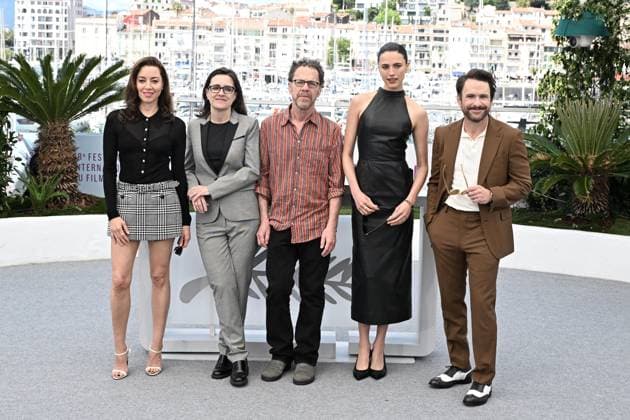 Cannes - Honey Don t Photocall Aubrey Plaza, Tricia Cooke, Ethan Coen, Margaret Qualley and Charlie Day attending the photocall for Honey Don’t! in Cannes, France on May 24, 2025, as part of the 78th Cannes Film Festival. Photo by David Niviere ABACAPRESS.COM Cannes France  Copyright: xNivierexDavid ABACAPRESS.COMx